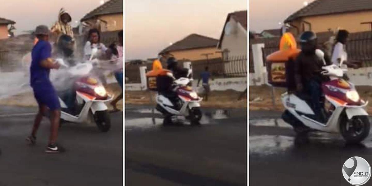 Kinders gooi water op afleweringsman
