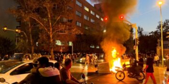 Sowat 19 kinders dood in Iran-optogte