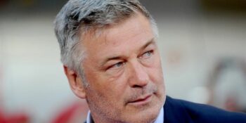 Alec Baldwin bereik skikking in skiet-saak