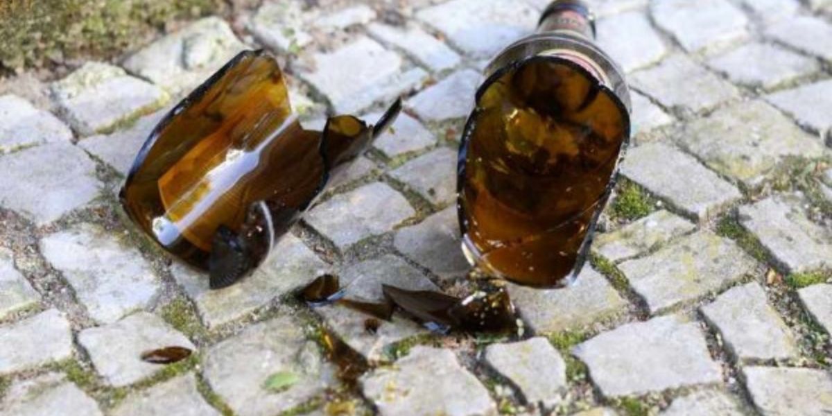 Man in gesig gesteek met gebreekte bierbottel by Margate-taverne