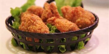 Aussie-KFC-werkers in die moeilikheid na hulle aan hoenderstukke lek