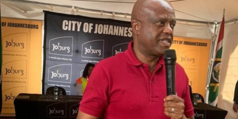 Morero uit, Phalatse in as Johannesburg-burgemeester