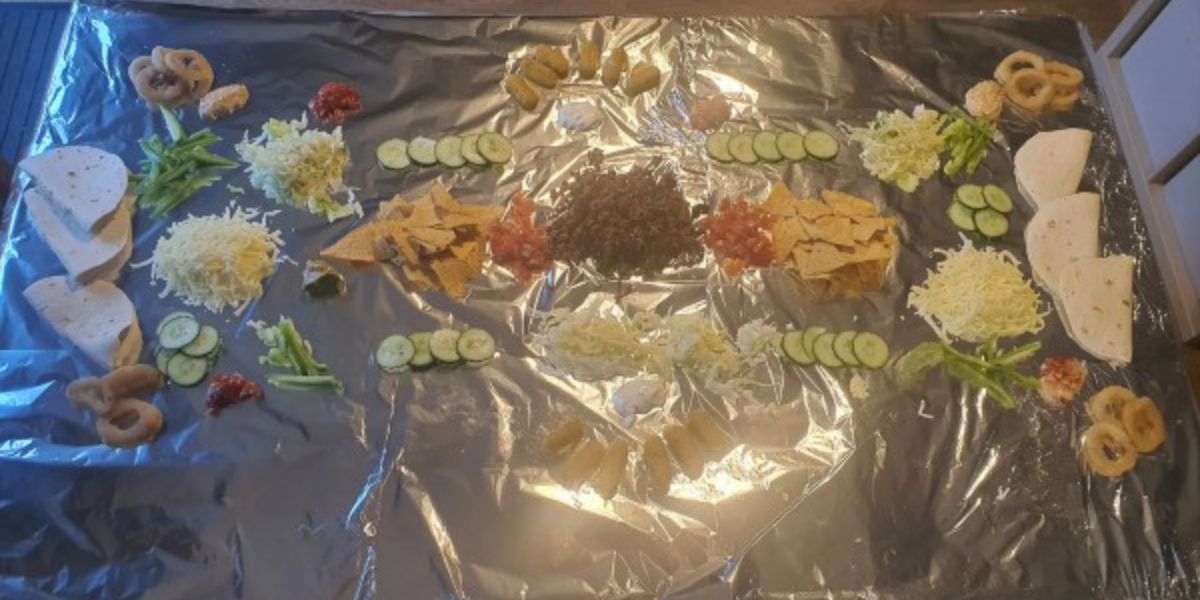 VK vrou bedien kos op foelie om skottelgoed te vermy