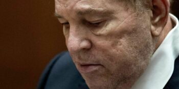 Danser vertel hoe Harvey Weinstein op haar masturbeer