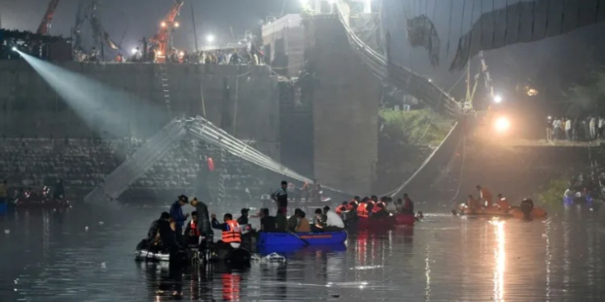 Meer as 130 mense sterf toe brug ineenstort