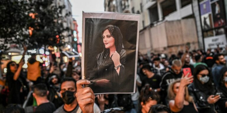 300 mense dood bevestig in Iran-optogte