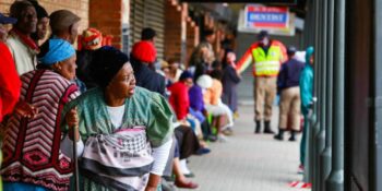 Durbanse pensioenarisse jaag en trek gewapende rowers vas