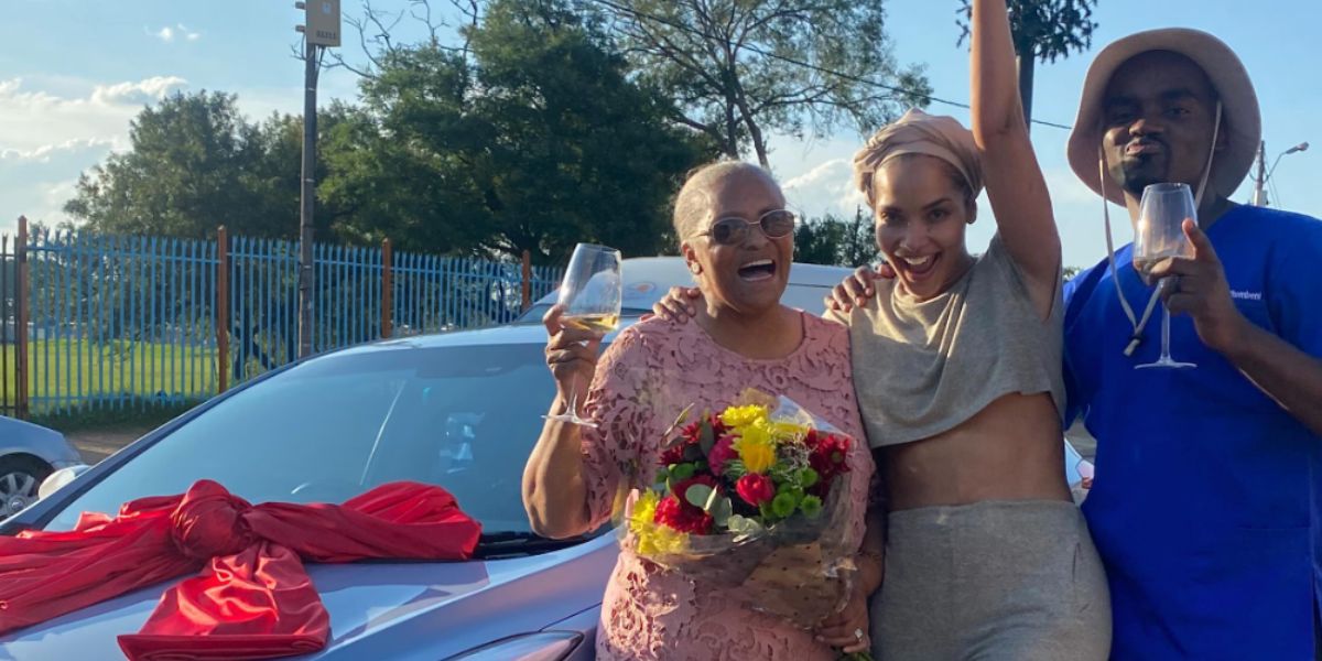 Liesl Laurie-Mthombeni gee vir haar ouma 'n splinternuwe motor