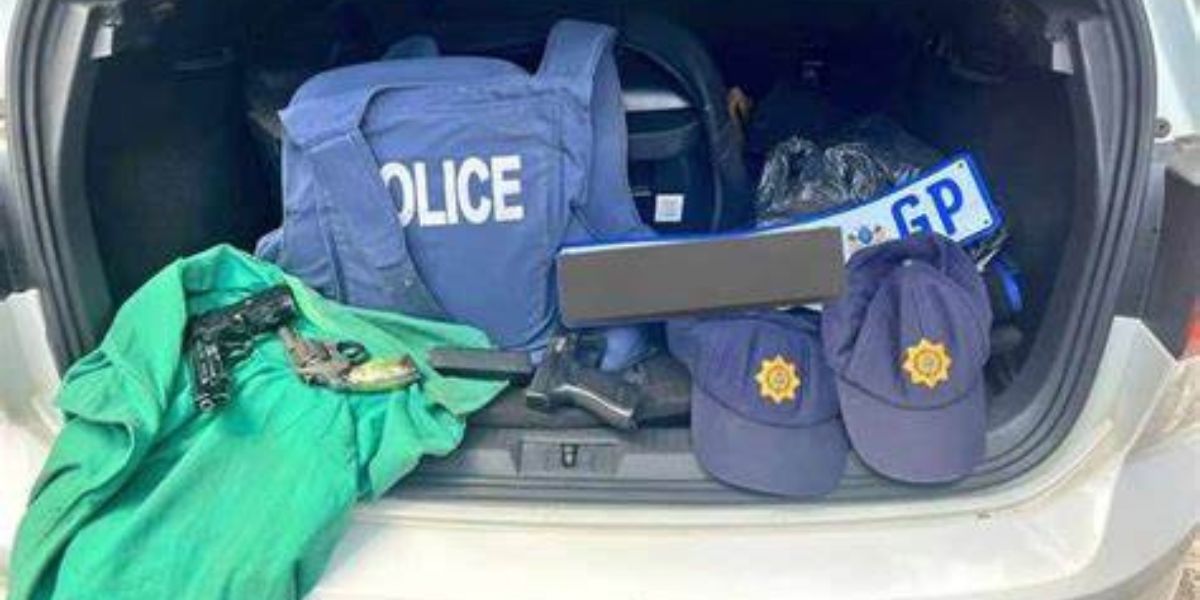 Polisiebeampte in hegtenis geneem vir beplande roof