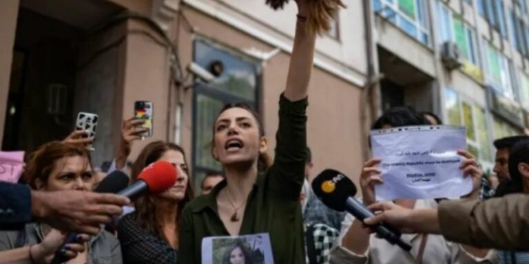 100 Iran betogers glo tot dood gevonnis, 476 reeds dood