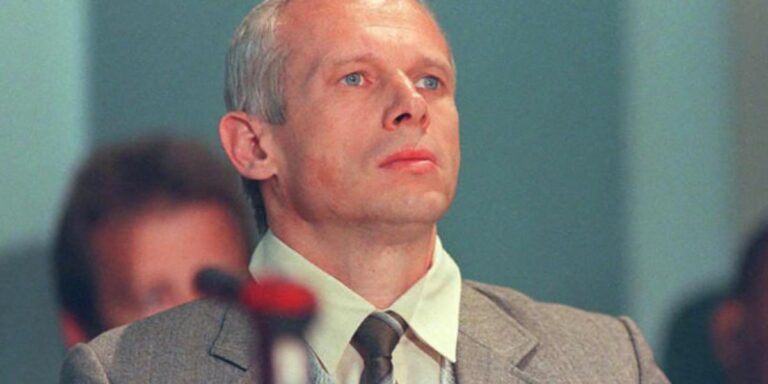 Minister van justisie sal oor Janusz Walus se parool besluit