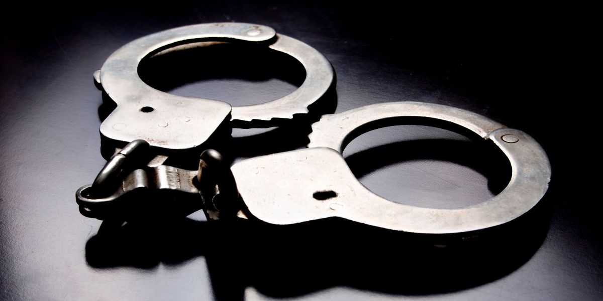 Man sê glo die polisie het sy gesteelde goedere gesteel