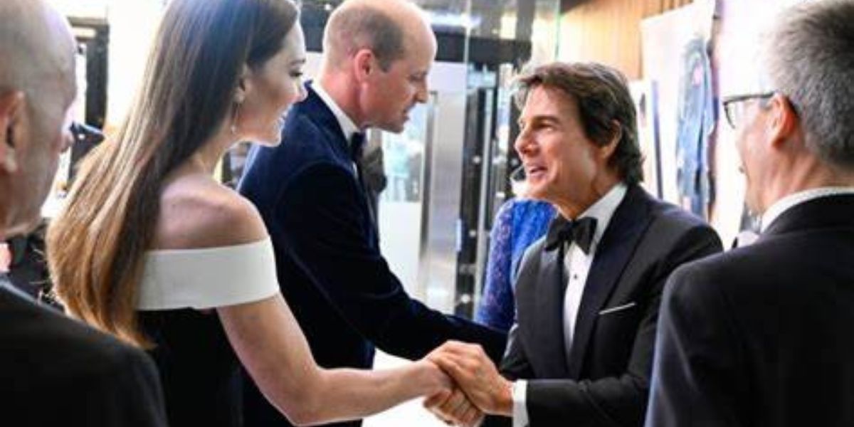 Tom Cruise glo genooi na koning Charles se kroningseremonie