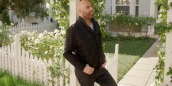 John Travolta eer Olivia Newton-John in nuwe advertensie