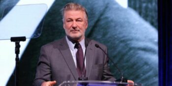 Een van die aanklagtes teen Alec Baldwin laat vaar