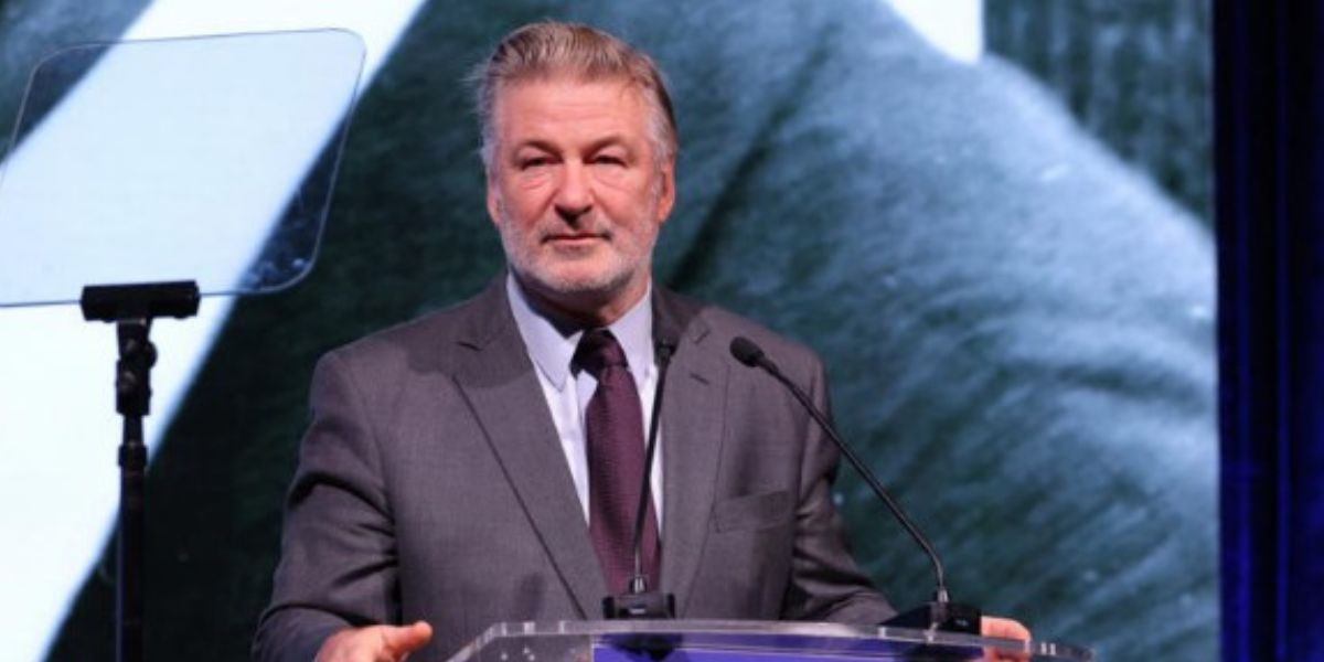 Een van die aanklagtes teen Alec Baldwin laat vaar