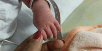 Transgender paar huil van blydskap na baba se geboorte