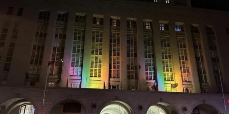 Moslem groepe kritiseer Wes-Kaap oor LGBT+ versierings op staatsgeboue