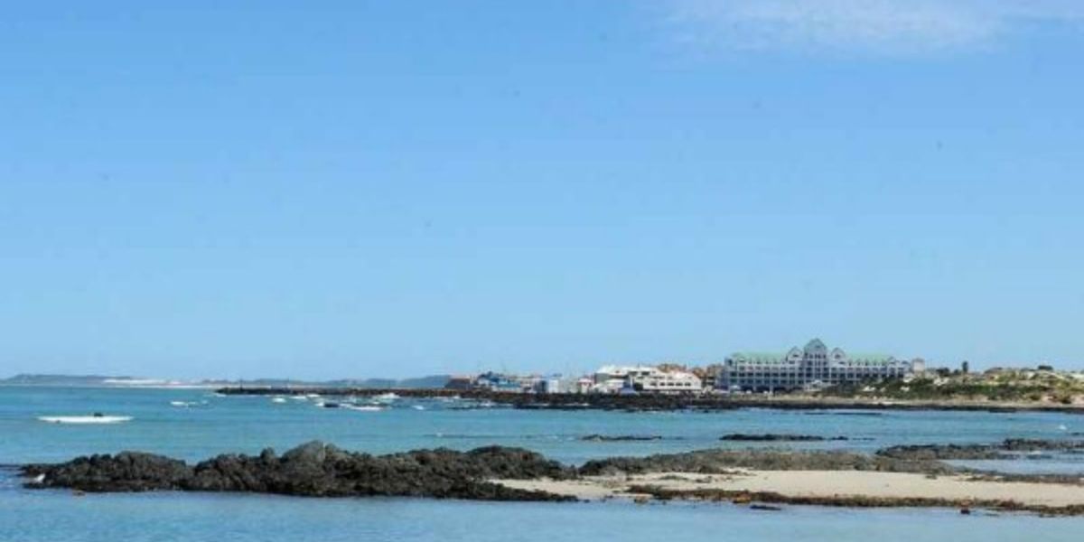 Twee vissermanne vermis in Gordonsbaai