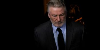 Alec Baldwin pleit onskuldig op onwillekeurige manslag aanklagte