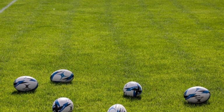 Rugbyspelers gesteek tydens rugbyklub wedstryd