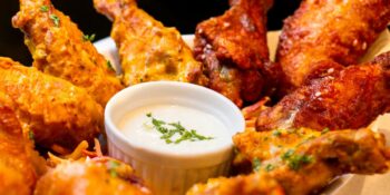 Man dagvaar restaurant oor ‘boneless wings’ wat nie regte vlerke is nie