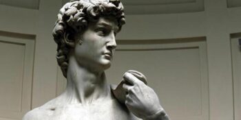 Skoolhoof gedwing om te bedank na leerlinge Michelangelo standbeeld gewys word