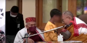 Dalai Lama verdedig ‘tong suig voorval’ as ‘onskuldige grappie’