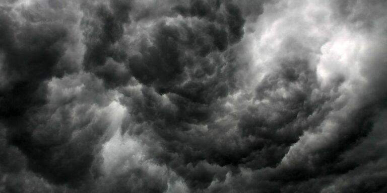 Donderstorms, hael en koue front word voorspeel vir Paasnaweek