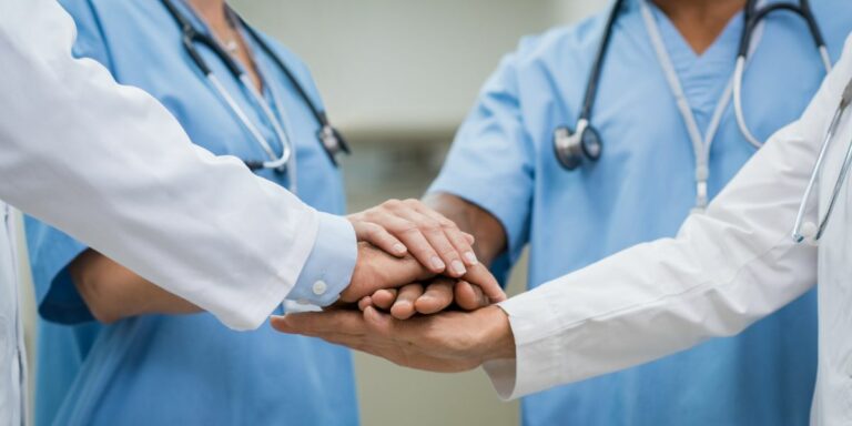 Vier gewapende mans beroof glo dokters by hospitaal