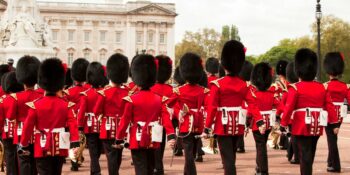 Man in hegtenis geneem buite Buckingham Palace