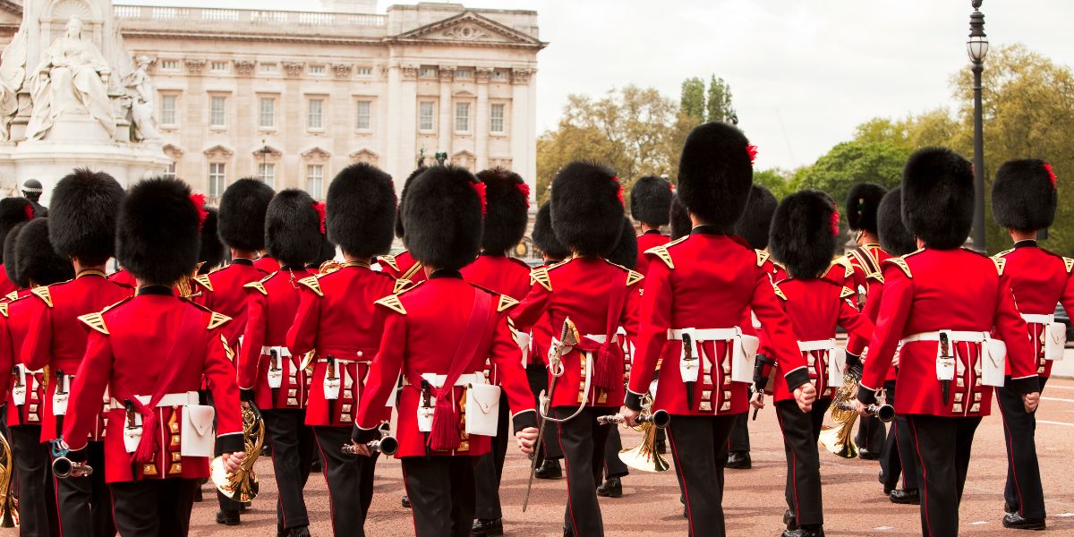 Man in hegtenis geneem buite Buckingham Palace