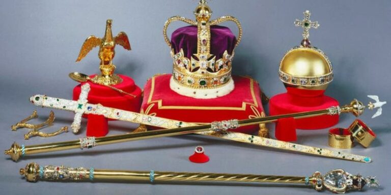 Suid-Afrikaners sê VK moet diamante teruggee dae voor kroning
