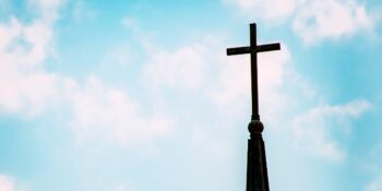 Man doodgesteek op pad kerk toe
