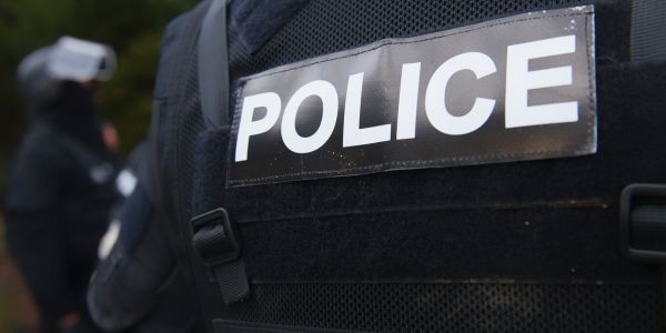 Verdagtes wat hulself voorgee as polisie in hegtenis na poging tot roof