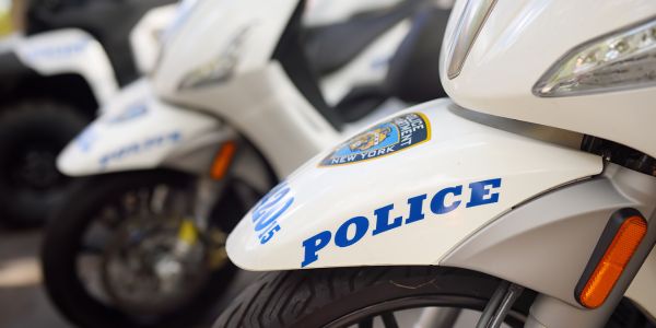 Vrou raakgery deur hertogin van Edinburgh se polisie begeleiding oorlede