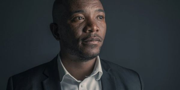 Mmusi Maimane gaan strafbare manslag saak oopmaak teen regering na kleuter sterf
