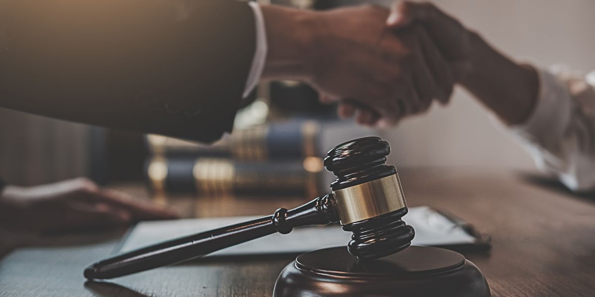 Aanklaer gevonnis tot vyf jaar tronkstraf vir korrupsie