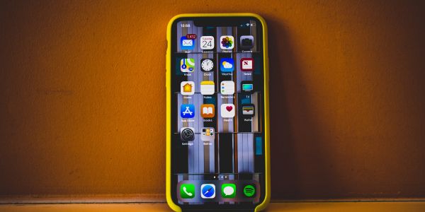 Tiener blaas R1.2 m van familie se geld op mobiele speletjies