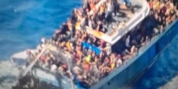 Nege oorlewendes in hegtenis na boot omslaan naby Griekeland