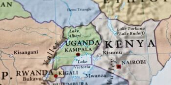Kinders doodgebrand in Uganda skool aanval