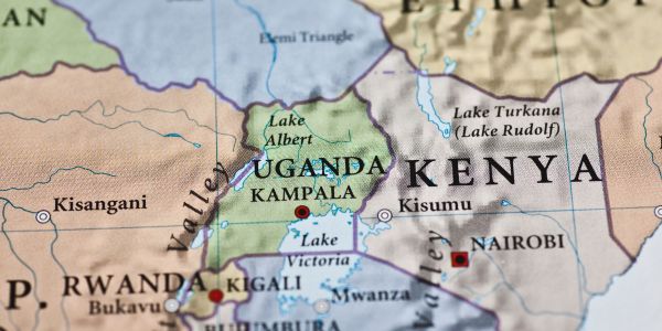 Kinders doodgebrand in Uganda skool aanval