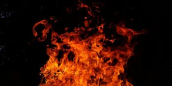 Vier kinders en volwassene sterf in brand