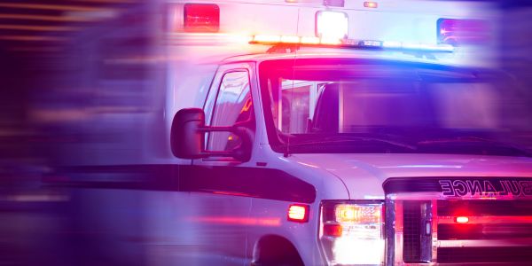 Vrou glo agtergelaat deur paramedici sterf in hospitaal