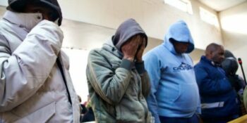 Verdagtes in trokbrande beskuldig polisie van aanranding