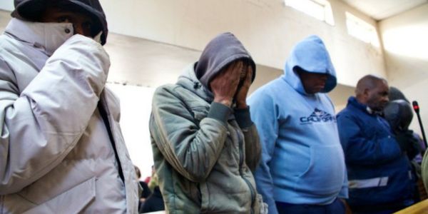 Verdagtes in trokbrande beskuldig polisie van aanranding