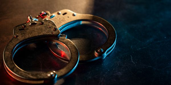Verdagtes insluitend polisiebeampte in hegtenis na aanval op myn