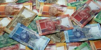 Sewe polisiebeamptes in hegtenis wat glo geld steel