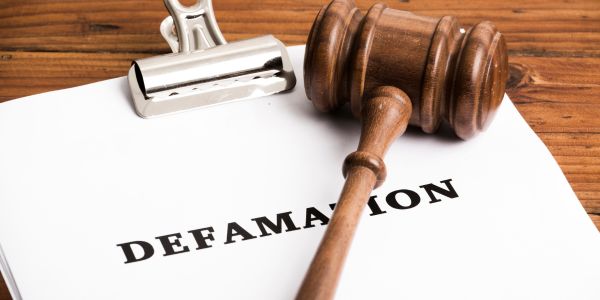 Man wat SAPD-generaal beskuldig van verhouding met vrou moet skadevergoeding betaal