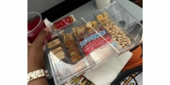 Herrie na lugwaardin kleuter se kospakkie vat op vliegtuig